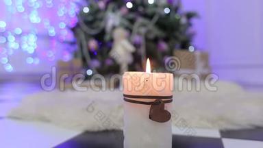 圣诞树背景上的白蜡烛..
